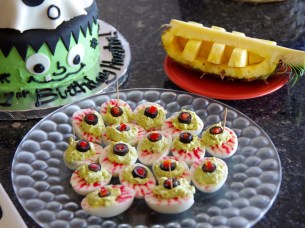 Halloween Deviled Eye-Eggs | Life by Ky Blog